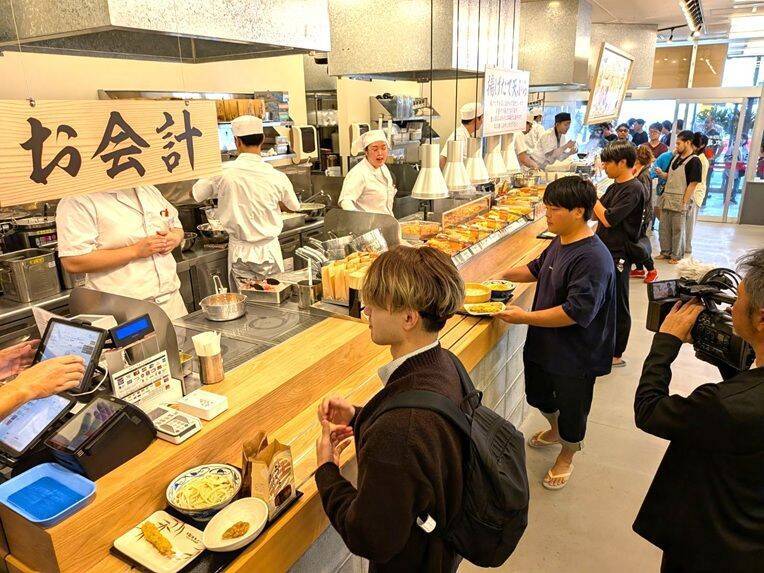 沖縄・石垣島に「丸亀製麺」オープン　国内最西南端　開店の5時間以上前から待った客「めちゃくちゃうれしい」