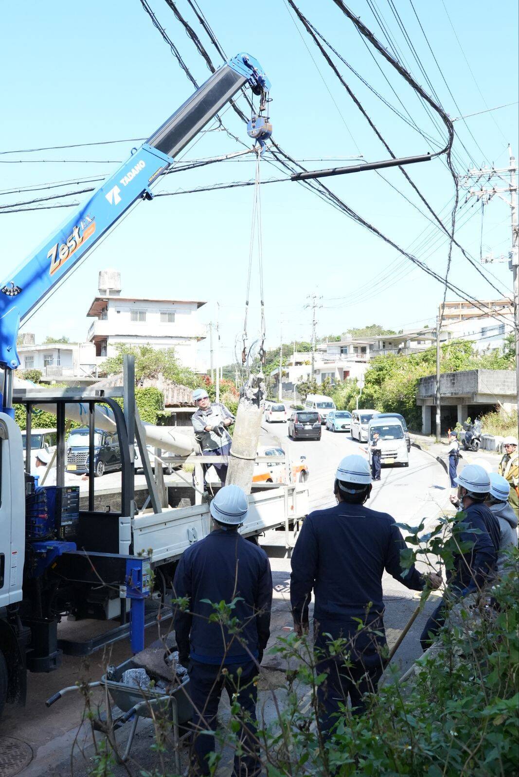 豊見城市高安の県道11号で一時交通規制　電柱倒壊の恐れで【午後0時35分解除】