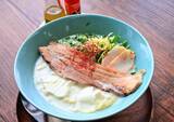 「「１度食べたらクセになる」変わり種の沖縄そば　腕利きシェフのこだわり詰まった一杯」の画像1