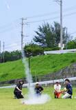 「「3・2・1」カウントダウンで発射　手作りロケット成功に笑顔と歓声　沖縄・浦添で小中学生20人が体験」の画像1