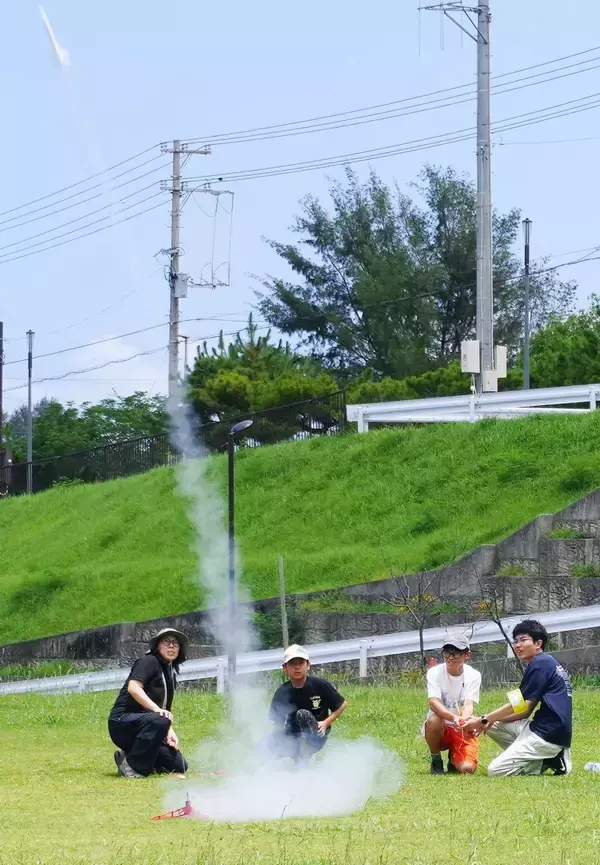 「3・2・1」カウントダウンで発射　手作りロケット成功に笑顔と歓声　沖縄・浦添で小中学生20人が体験