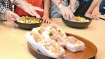 ちらしずし味わい食育　ひな祭りに園児70人、色や手触り確かめ学ぶ　沖食スイハンが初開催　沖縄・浦添市