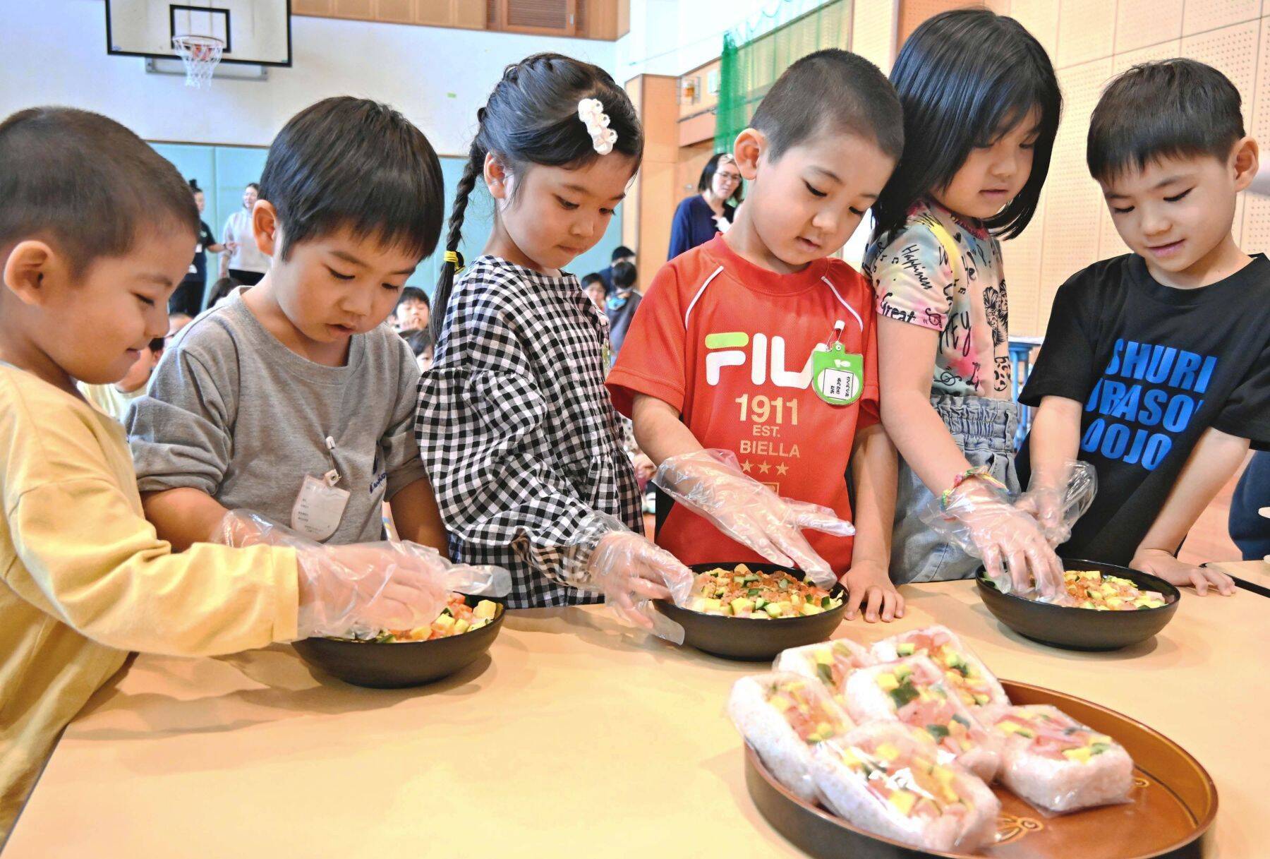 ちらしずし味わい食育　ひな祭りに園児70人、色や手触り確かめ学ぶ　沖食スイハンが初開催　沖縄・浦添市