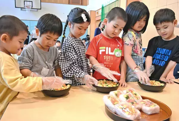 「ちらしずし味わい食育　ひな祭りに園児70人、色や手触り確かめ学ぶ　沖食スイハンが初開催　沖縄・浦添市」の画像