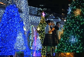 「めっちゃきれい」高校生の声弾む　クリスマスツリーの光、街彩る　那覇市久茂地でイルミネーション点灯