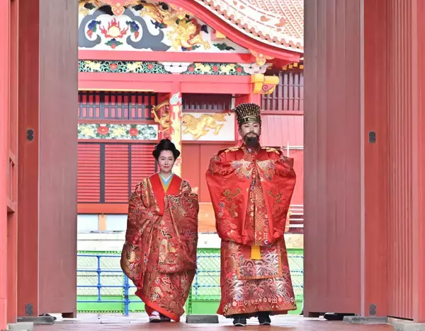 琉球国王・王妃「出御」に観光客「一つの国があったこと感じた」　復興進む首里城で「新春の宴」　1月3日まで