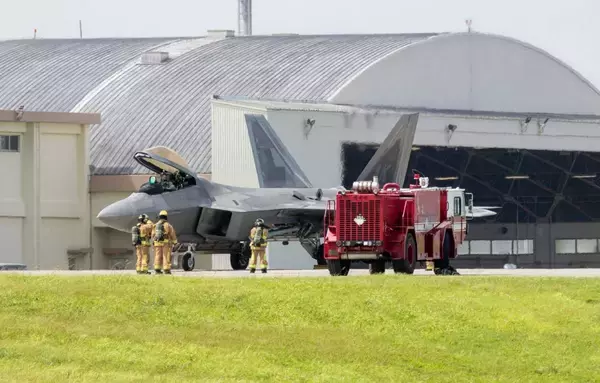 嘉手納基地でF22が緊急着陸、機体トラブルか