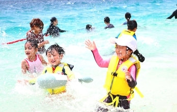 冷たくて気持ちいい！　宮古島の与那覇前浜ビーチで海びらき　子どもたちが今年の初泳ぎ楽しむ