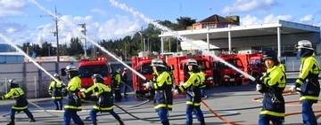 「防災力を高めることが重要」　消防出初め式で隊員らが一斉放水　沖縄・名護市