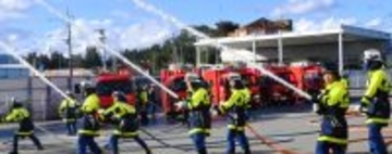 「防災力を高めることが重要」　消防出初め式で隊員らが一斉放水　沖縄・名護市