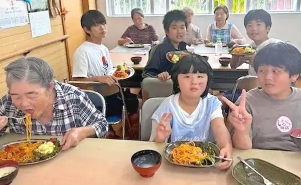 オープンから即満席　“昭和の味”に子ども「おいしい」　沖縄・座間味村「がんじゅー食堂」で世代超え交流狙う
