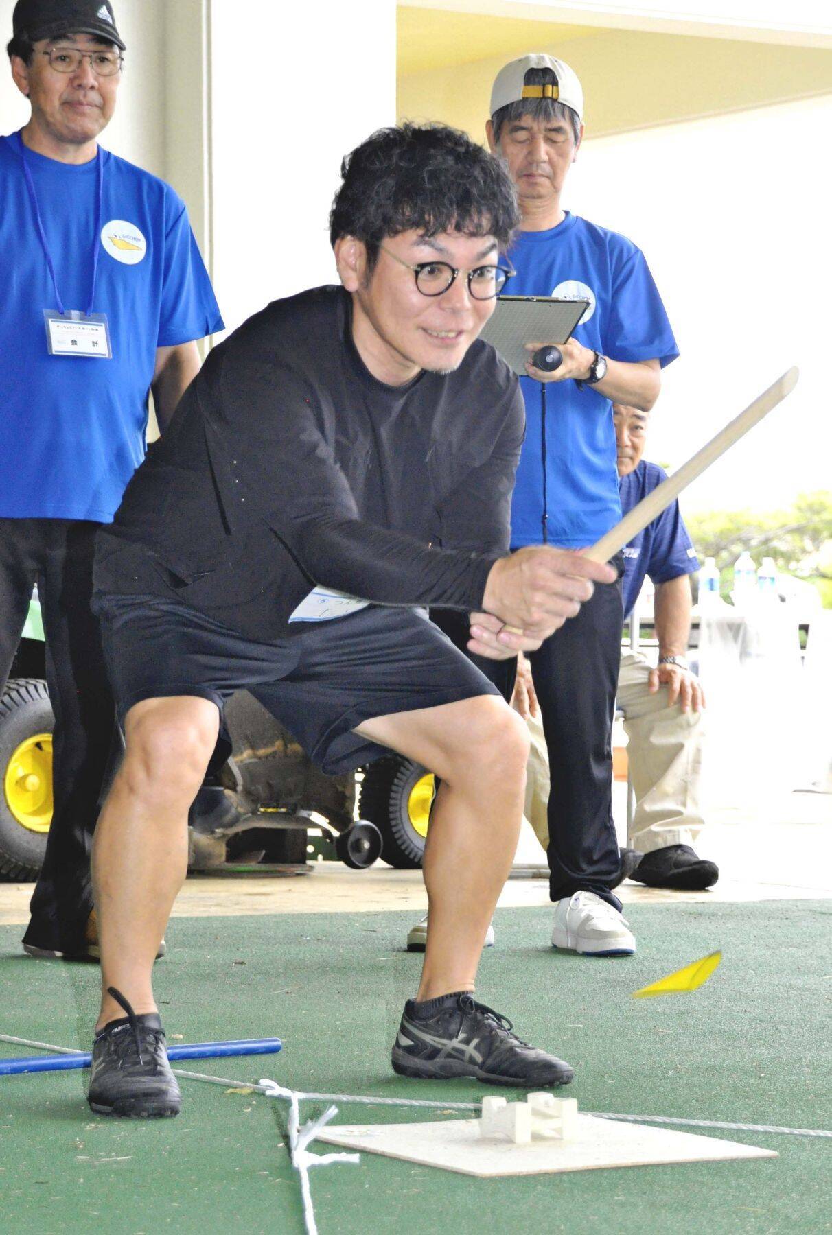 【動画あり】野球に似た「ぎっちょん」　沖縄・宮古島の昔遊び、30人が熱戦　参加者「遠くに飛ばすとすっきり」