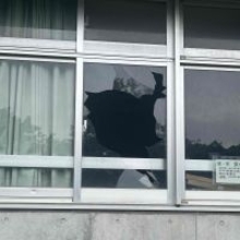 那覇市の小学校でガラス8枚割られる　給食メニュー変更　市内他校でも被害