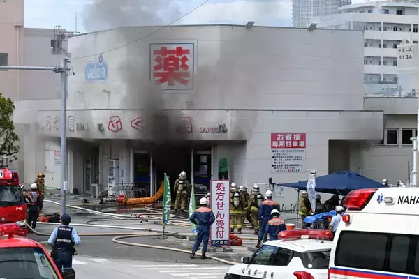 「バンッ」と爆発音　那覇市の薬局で火災　薬品が燃えた可能性「煙を吸わないで」【動画】