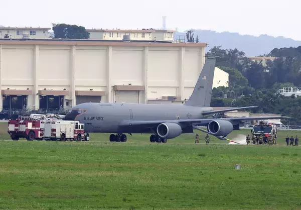 KC135空中給油機が嘉手納基地に緊急着陸　ノズル格納をしないまま着陸したのが原因か