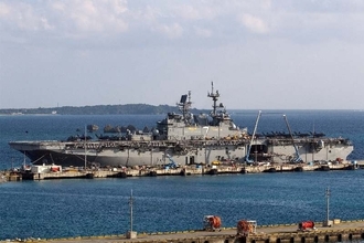 ホワイトビーチに米海軍の強襲揚陸艦が寄港　沖縄・うるま市