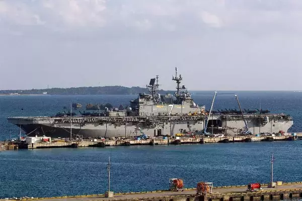 ホワイトビーチに米海軍の強襲揚陸艦が寄港　沖縄・うるま市