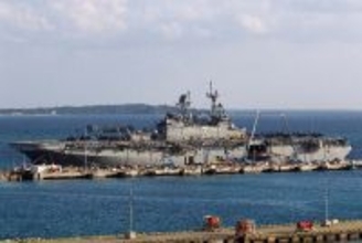ホワイトビーチに米海軍の強襲揚陸艦が寄港　沖縄・うるま市