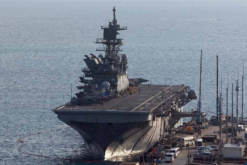 ホワイトビーチに米海軍の強襲揚陸艦が寄港　沖縄・うるま市