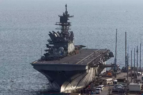 「ホワイトビーチに米海軍の強襲揚陸艦が寄港　沖縄・うるま市」の画像