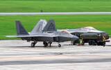 「F22戦闘機、エンジン止めずに給油　嘉手納基地の旧海軍駐機場　日米合意で騒音伴う運用認めず」の画像1
