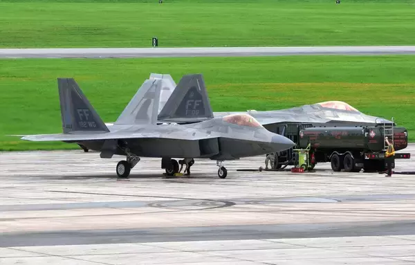 F22戦闘機、エンジン止めずに給油　嘉手納基地の旧海軍駐機場　日米合意で騒音伴う運用認めず
