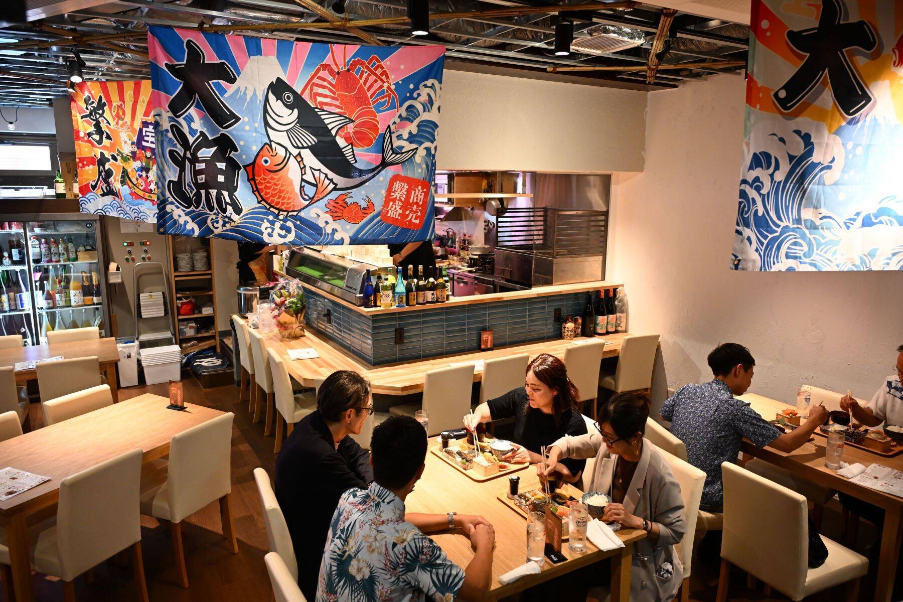 【全店写真付き】那覇のマチグヮーで“はしご酒グルメ”！ 新名所 「マキシカーニバル」全18店舗完全ガイド