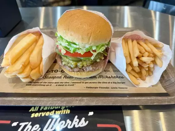 「【嘉手納町】アメリカ発の大人気ハンバーガー屋『FATBURGER OKINAWA』沖縄上陸！プレオープン初日に行ってきたよ♪【美ら浜つーしん】」の画像