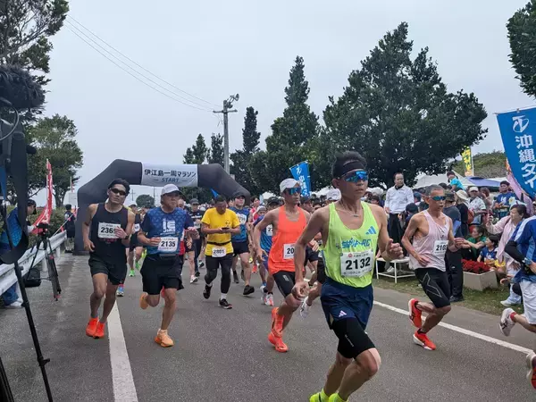 「タッチュー」眺め快走　伊江島一周マラソンがスタート　4部門に過去最多2825人エントリー