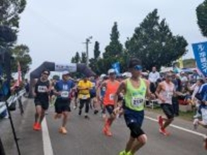 「タッチュー」眺め快走　伊江島一周マラソンがスタート　4部門に過去最多2825人エントリー