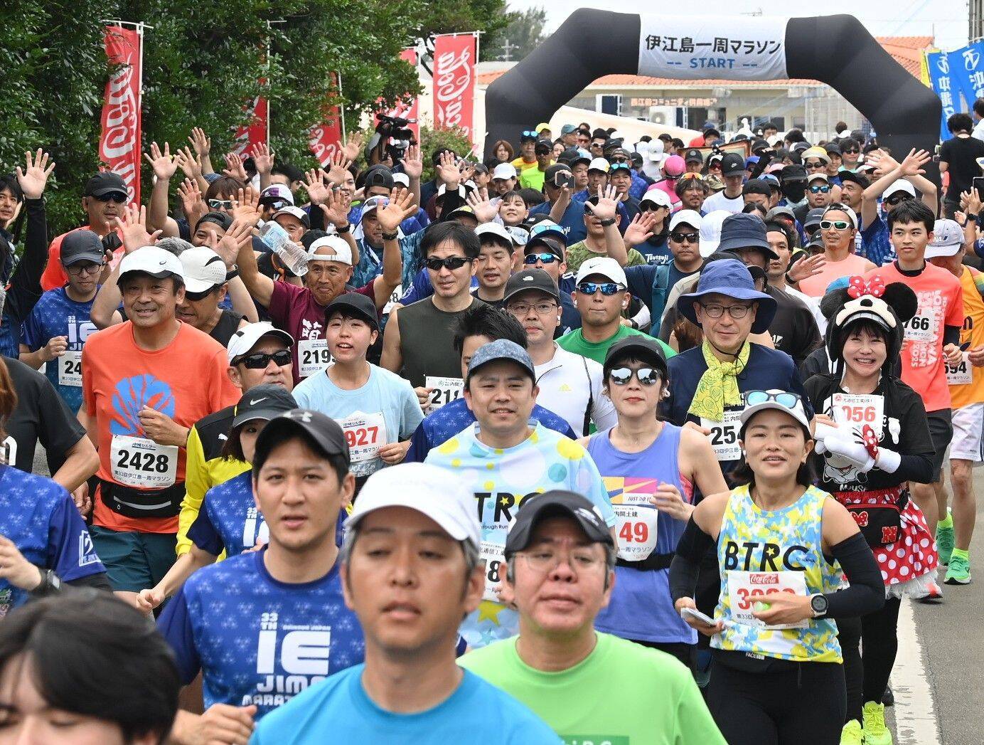 「タッチュー」眺め快走　伊江島一周マラソンがスタート　4部門に過去最多2825人エントリー