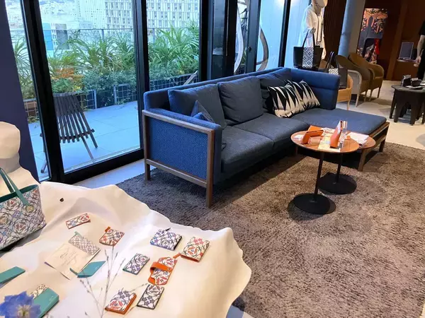 大人のリゾートライフを意識　琉球びんがたレザーブランド｢Bin.｣発表会　那覇市久茂地、10月19日まで