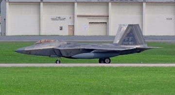 F22が2機飛来　嘉手納基地に3日連続
