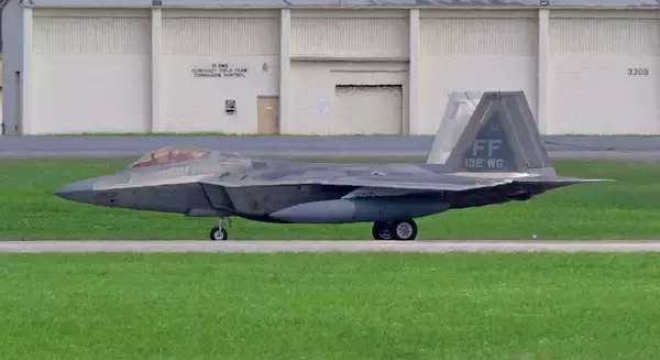 F22が2機飛来　嘉手納基地に3日連続