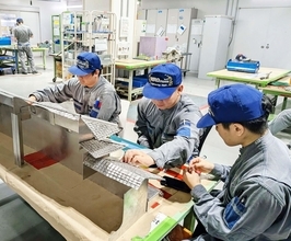 航空機整備のアルミ材で首里城正殿の模型　MROジャパンの若手整備士が制作、11月完成へ