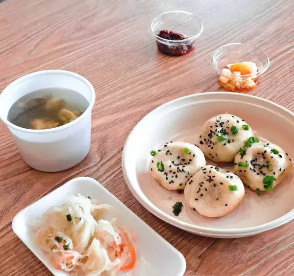 口に豚肉のうまみジュワー　上海感じる焼きまんじゅう　沖縄・名護市の黄記老吉生煎包