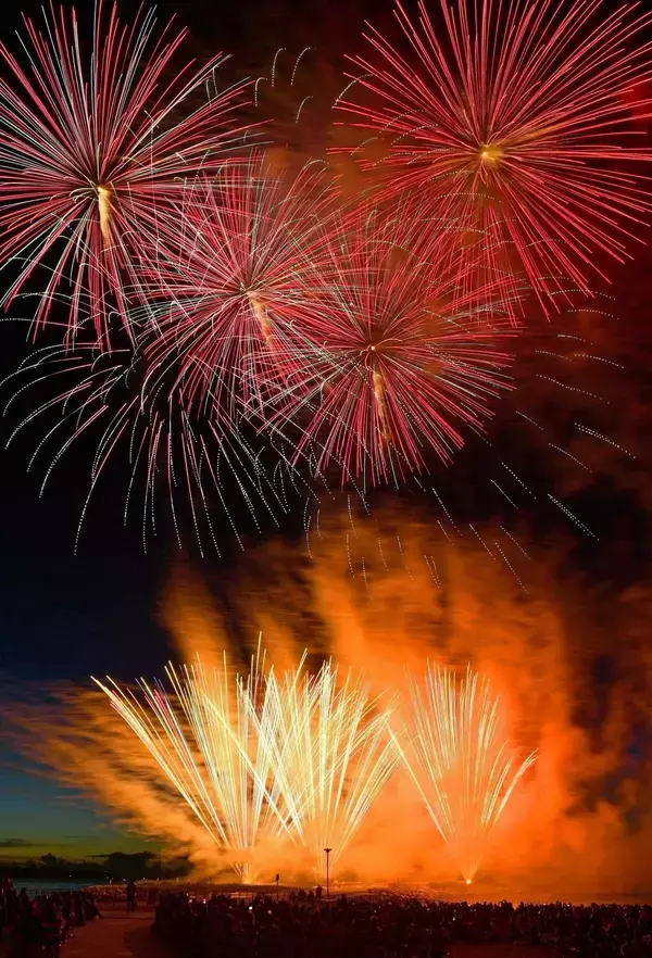 沖縄最大級の花火1万2千発、夏の夜空を彩る　海洋博公園50周年記念しサマーフェスティバル