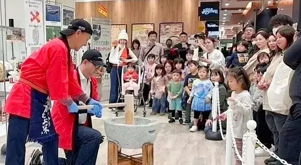 「コウノトリ育む餅米」で餅つきイベント　サンエー那覇メインプレイスに家族連れ2800人