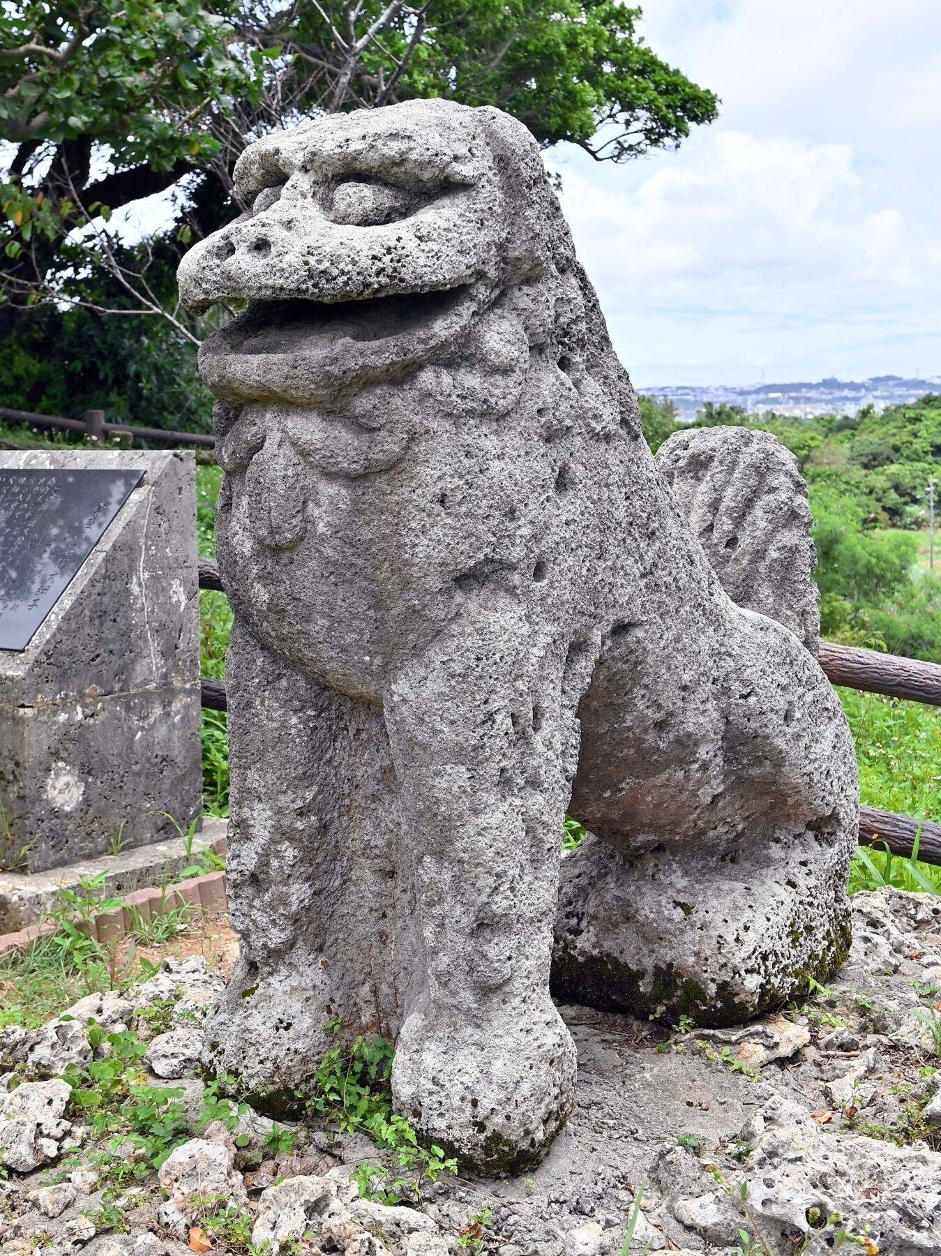 似てる？八重瀬町の石彫大獅子　怪獣「キングシーサー」のモデル説　ゴジラとコラボ切手発売