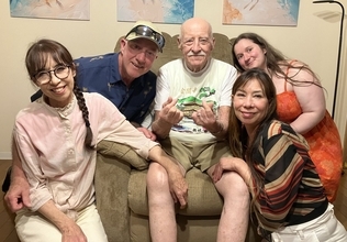 DNA鑑定で探し当てた父　米国から沖縄訪問「かばんに入れて帰りたい」　娘2人「時が止まれば」