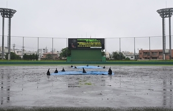 高校野球沖縄大会　悪天候で継続試合に　コザ―中部商業、浦添工業―美里工業