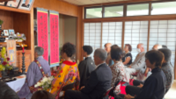 【WEB限定】仏壇の前で結婚式？　同性カップルが挙げた沖縄の「チャンプルー仏前式」が温かすぎた（動画あり）