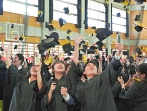 「不安しかなかった」コロナ禍の学生生活　最後は笑顔で母校に別れ　名桜大学の学部生と院生463人が卒業・修了式　