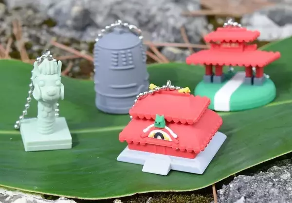 「ついに世に出て楽しみ」　手に乗る首里城ガチャ発売　5種類、1回500円　興南高校アクト部と共同開発