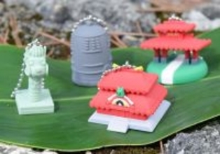 「ついに世に出て楽しみ」　手に乗る首里城ガチャ発売　5種類、1回500円　興南高校アクト部と共同開発