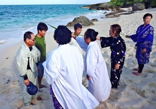 虫を海に流し豊年祈願　来間島で伝統の「ムスヌン」　高齢化進むも「行事やることは大切」　沖縄・宮古島市