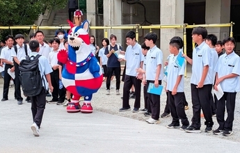 ゴーディーと「おはよう」　琉球キングスのマスコットが登場　笑顔でハイタッチ　那覇市の中学校で