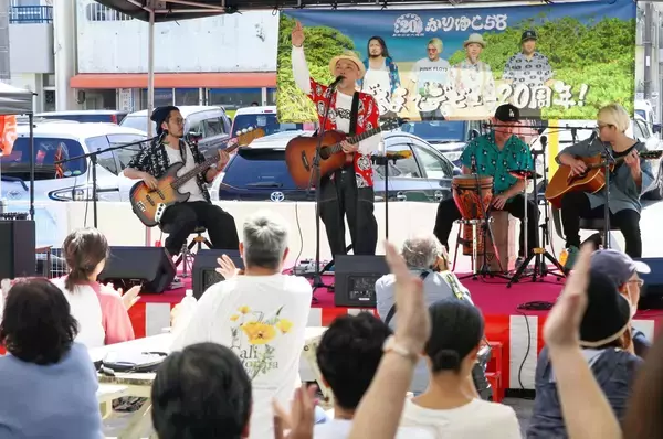 かりゆし58がシークレットライブ　「アンマー」原点の糸満市場で　20周年、新曲など6曲披露