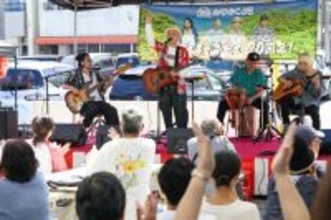 かりゆし58がシークレットライブ　「アンマー」原点の糸満市場で　20周年、新曲など6曲披露