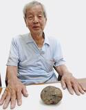 「「隕石だったらすごい！」　沖縄市の85歳が見つけた赤茶色の石　新聞で紹介された隕石にそっくり　専門家の見立ては？」の画像1